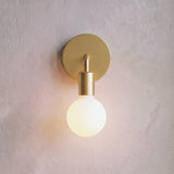 Aplique de pared Mia dorado visto de perfil sobre fondo claro