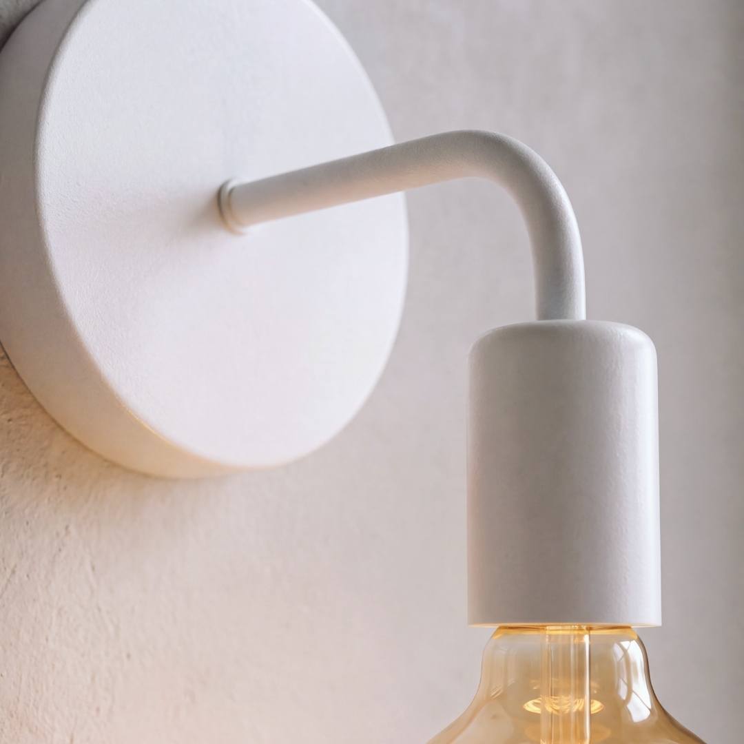 Detalle del brazo curvo blanco y socket E27 del aplique