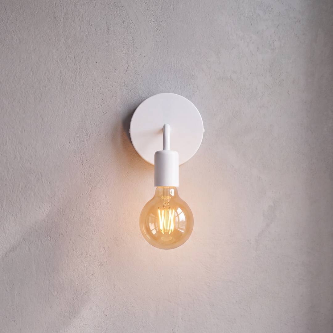 Aplique blanco con foco vintage de filamento encendido