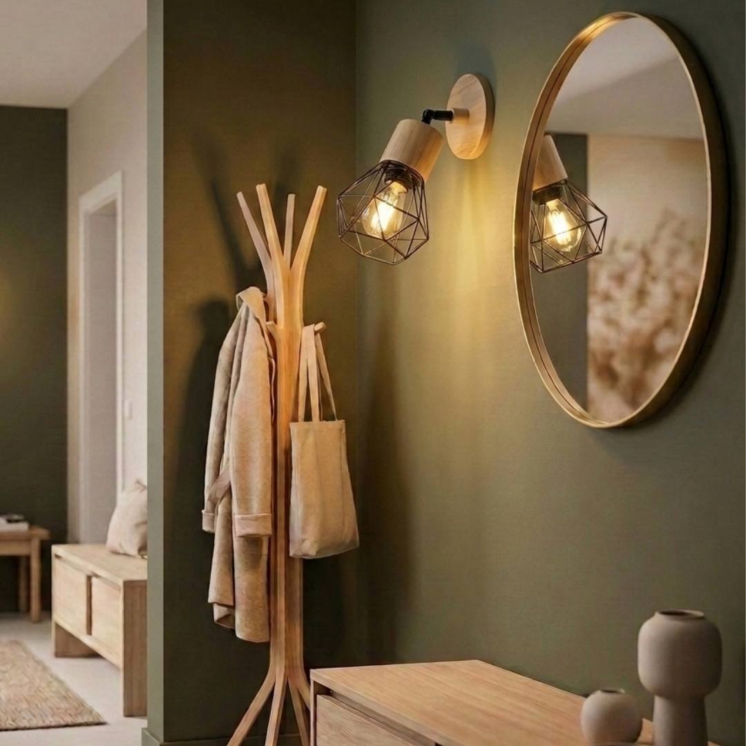 Aplique de pared orientable de madera iluminando un recibidor con perchero y espejo