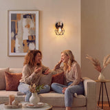 Sala acogedora iluminada con aplique de pared negro de jaula