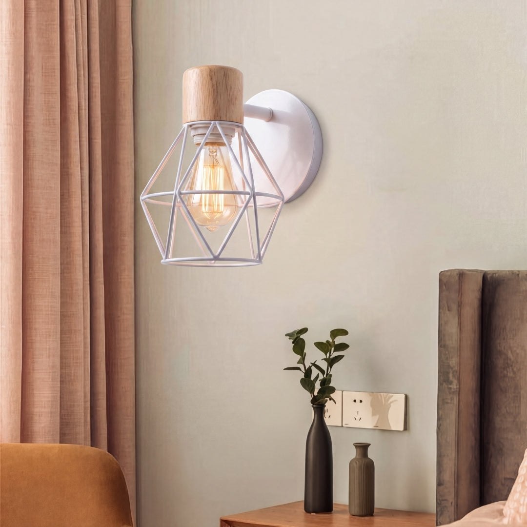 Aplique de pared con jaula blanca decorando una sala con plantas