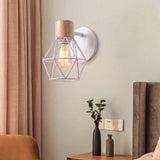 Aplique de pared con jaula blanca decorando una sala con plantas