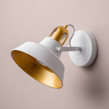 Aplique de pared SOHO blanco con interior dorado en vista tres cuartos