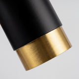 Detalle del anillo dorado satinado en el cabezal negro mate