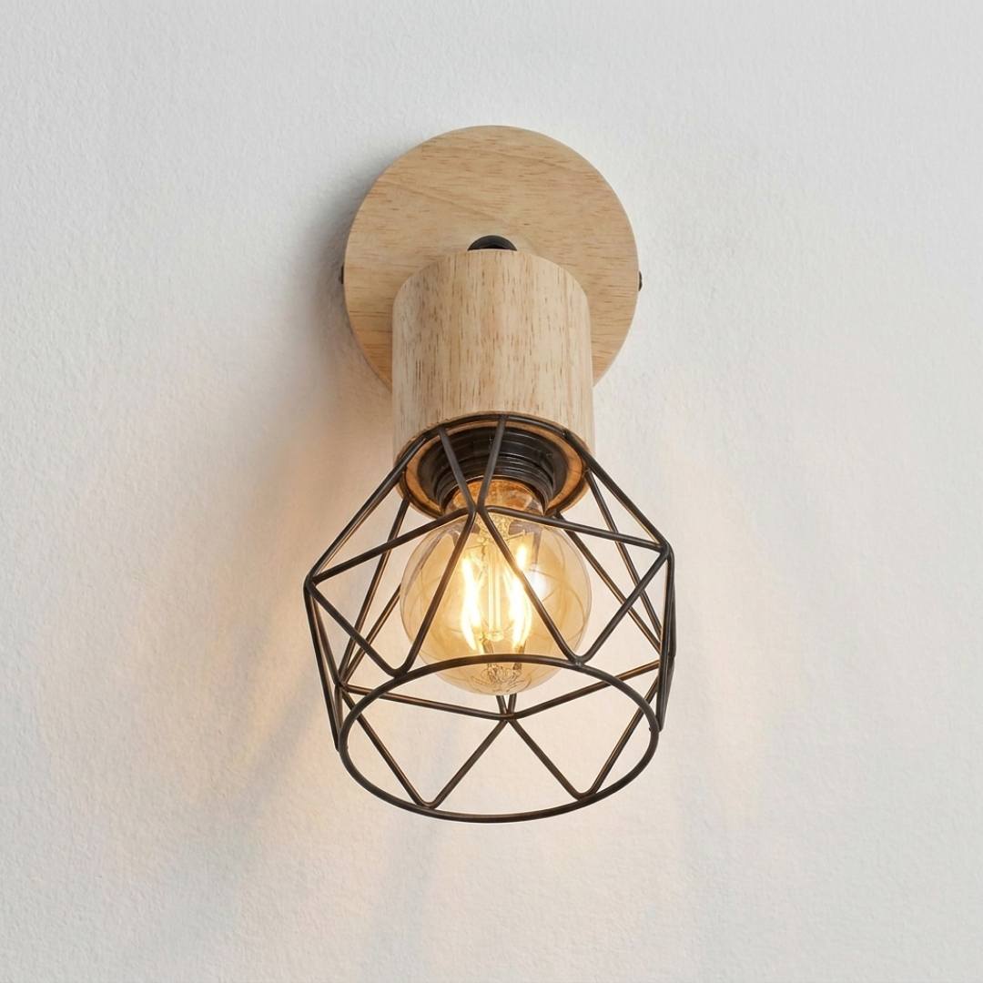 Lámpara de pared de madera con jaula encendida en un vestidor de madera