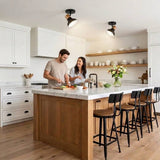 Spot orientable instalado iluminando cocina con isla