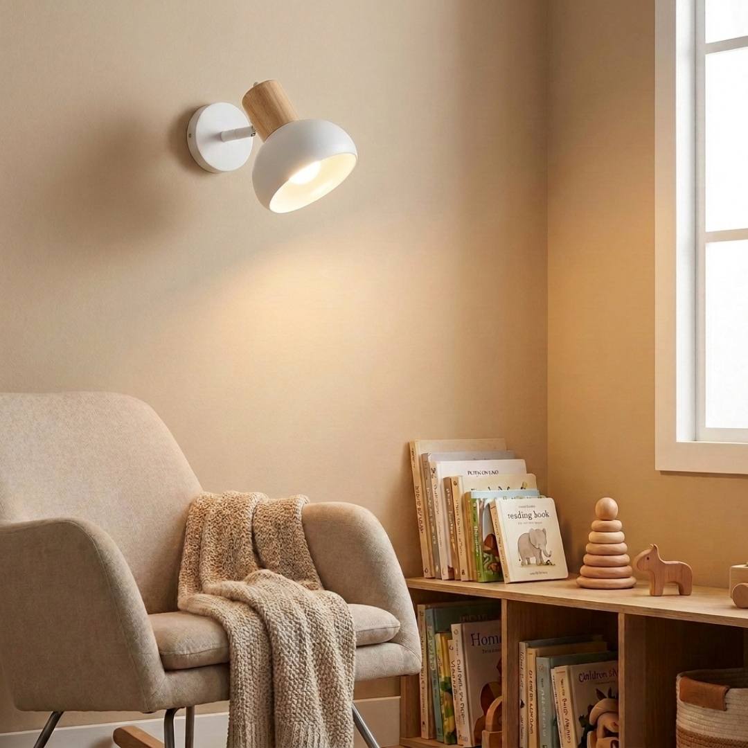 Aplique de techo blanco en comedor de estilo nórdico