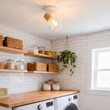 Aplique decorativo blanco en cocina nórdica con repisas de madera