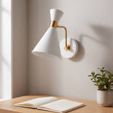 Aplique de pared blanco con brazo dorado sobre escritorio de madera