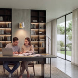 Aplique decorativo blanco en estudio moderno con estantes de madera