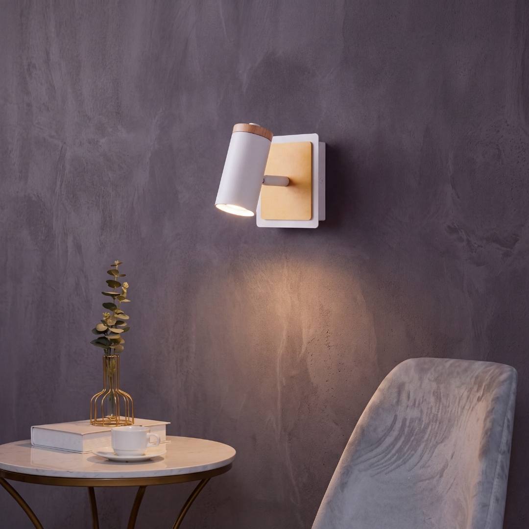 Pareja en sala acogedora iluminada con aplique de pared decorativo
