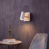 Pareja en sala acogedora iluminada con aplique de pared decorativo