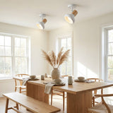Aplique decorativo blanco en rincón cálido con sillón