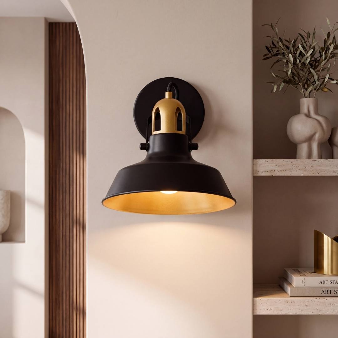 Aplique decorativo SOHO encendido con luz cálida sobre un muro beige