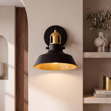Aplique decorativo SOHO encendido con luz cálida sobre un muro beige