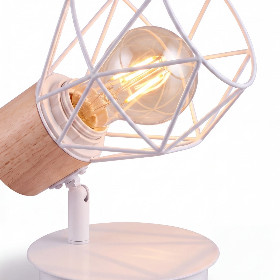Detalle de la jaula geométrica blanca con soporte de madera natural