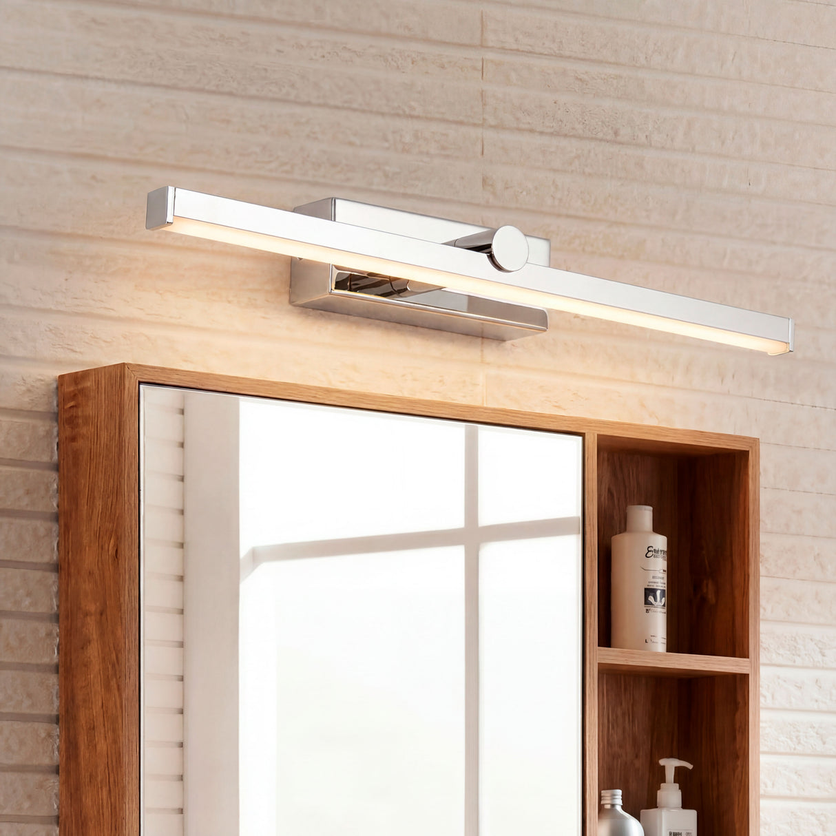 Lámpara de pared Natalia Silver instalada sobre espejo de baño con marco de madera.