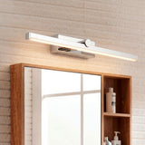 Lámpara de pared Natalia Silver instalada sobre espejo de baño con marco de madera.