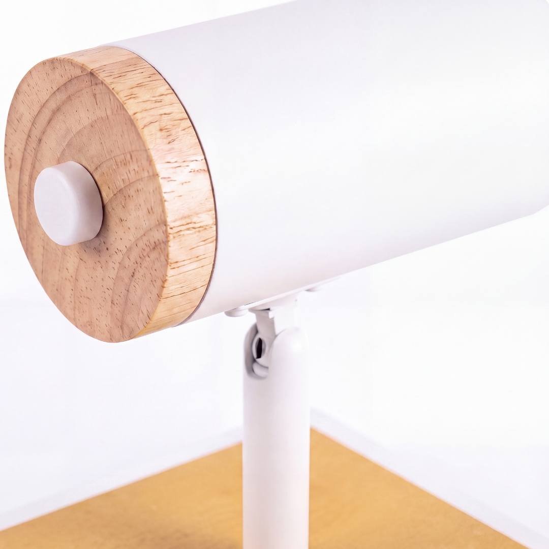 Detalle de la tapa de madera natural del aplique blanco ESTELA