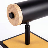 Detalle de la tapa de madera natural del aplique negro ESTELA