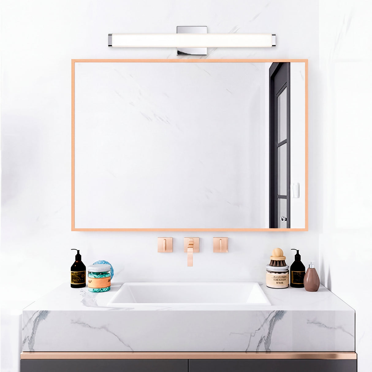 Lámpara Julieta sobre espejo en baño de diseño nórdico con grifería dorada.