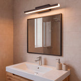 Lámpara Joselyn Black en baño de diseño con mobiliario de madera y tonos tierra.