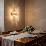 Iluminación de acento en comedor moderno con aplique de pared LED en luz neutra.