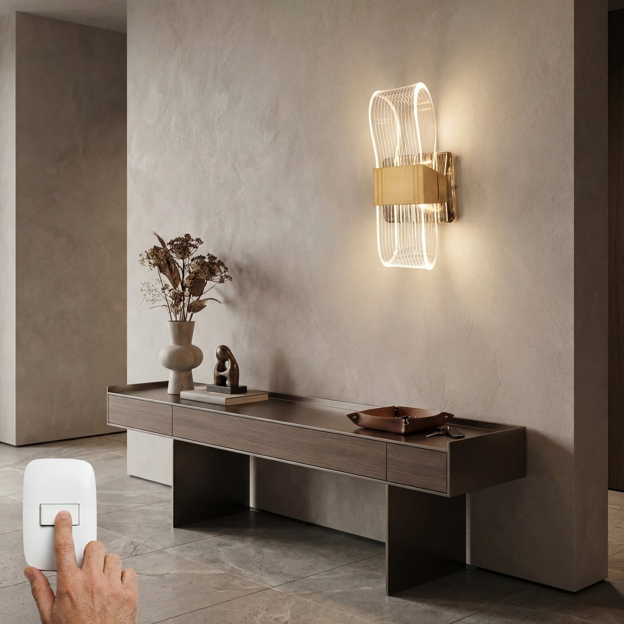Aplique LED dorado sobre una consola de madera en un recibidor de diseño.