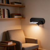 Luminaria de pared con doble encendido en zona de descanso con mobiliario moderno.