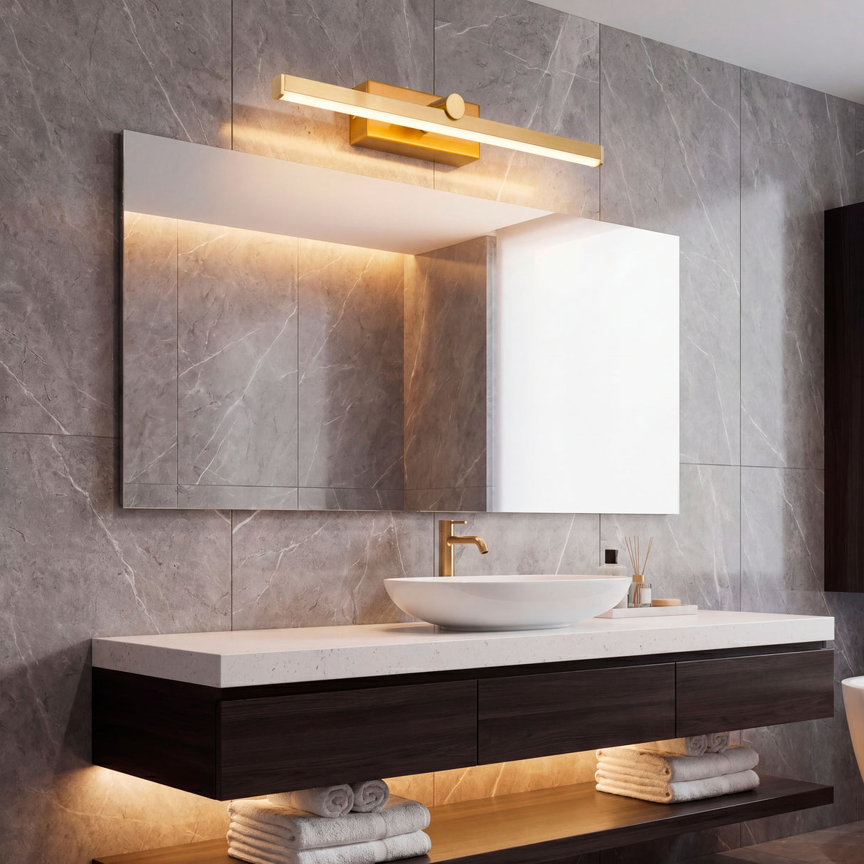 Instalación de aplique dorado en baño contemporáneo con mobiliario de madera.