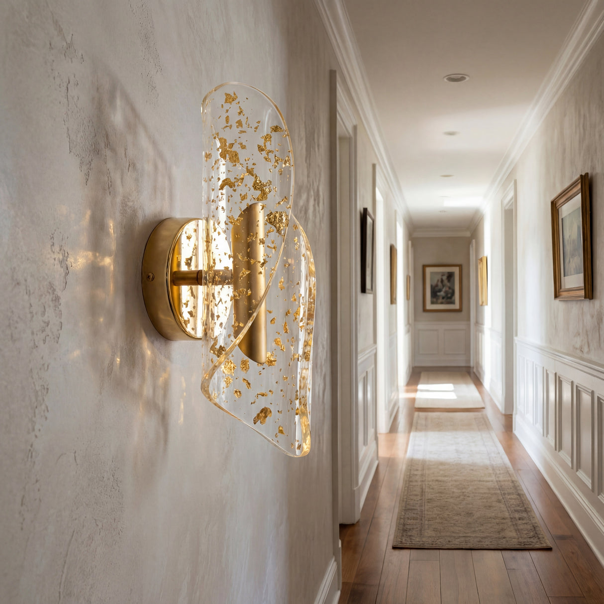 Aplique LED con efecto nebula instalado en un pasillo minimalista resaltando la textura de la pared.