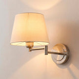 Luminaria de pared en cromo satinado con pantalla textil para proyectos de iluminación técnica.
