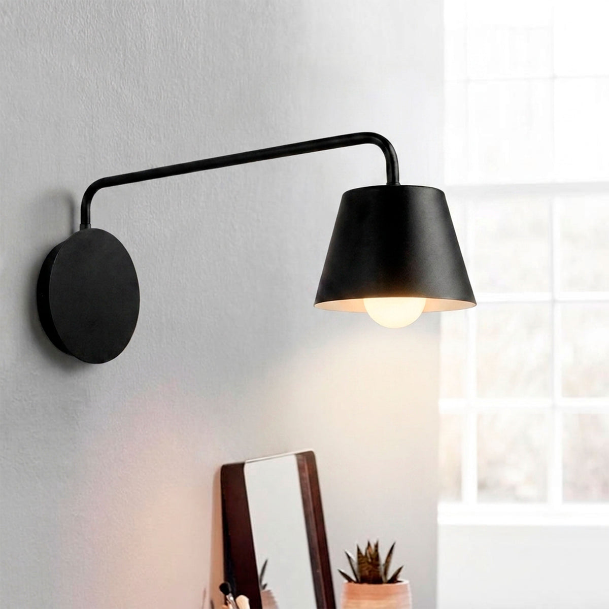 Aplique de pared con brazo extensible en aluminio negro para proyectos de iluminación técnica residencial.