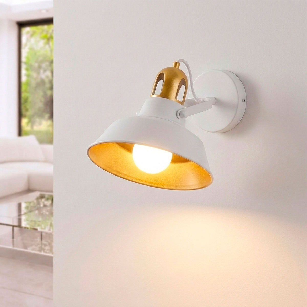 Luminaria de pared articulada en acabado blanco mate e interior dorado para proyectos de iluminación técnica.