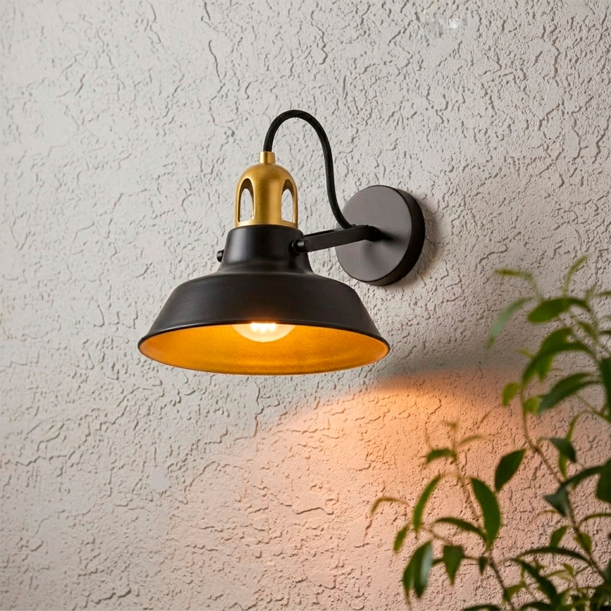 Luminaria de pared articulada en acabado negro mate e interior dorado para proyectos de iluminación técnica.