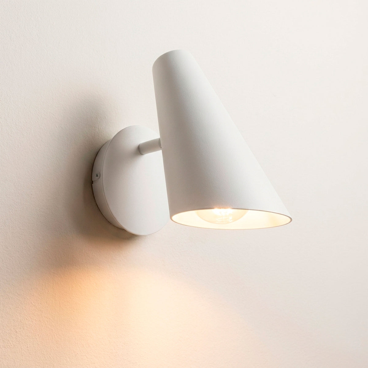Aplique de pared con pantalla cónica en aluminio blanco para proyectos de iluminación técnica residencial.