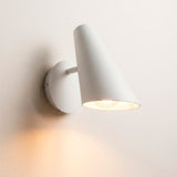 Aplique de pared con pantalla cónica en aluminio blanco para proyectos de iluminación técnica residencial.