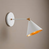Luminaria de pared articulada blanca con reflector dorado para proyectos de iluminación técnica.
