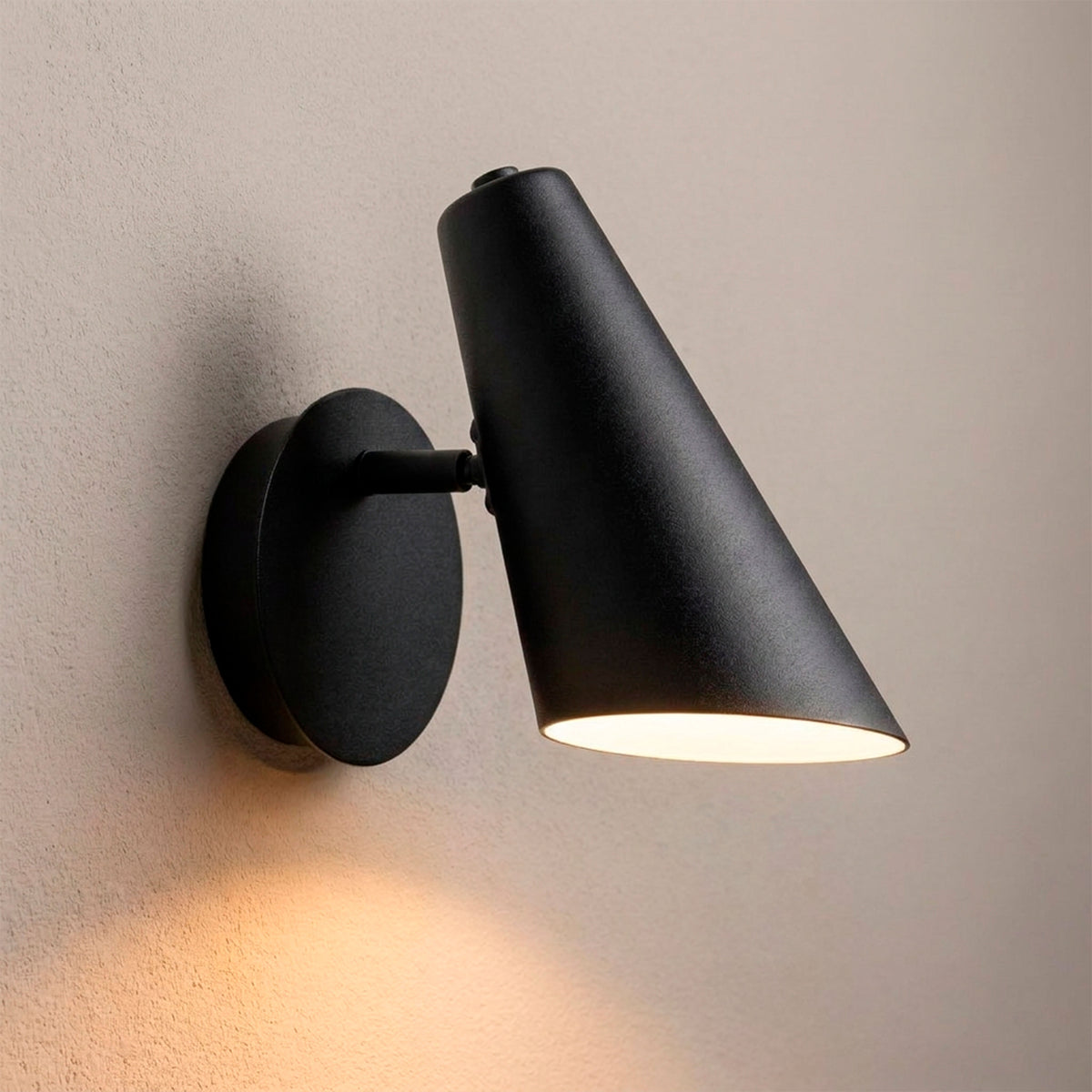 Aplique de pared con pantalla cónica en aluminio negro para proyectos de iluminación técnica residencial.
