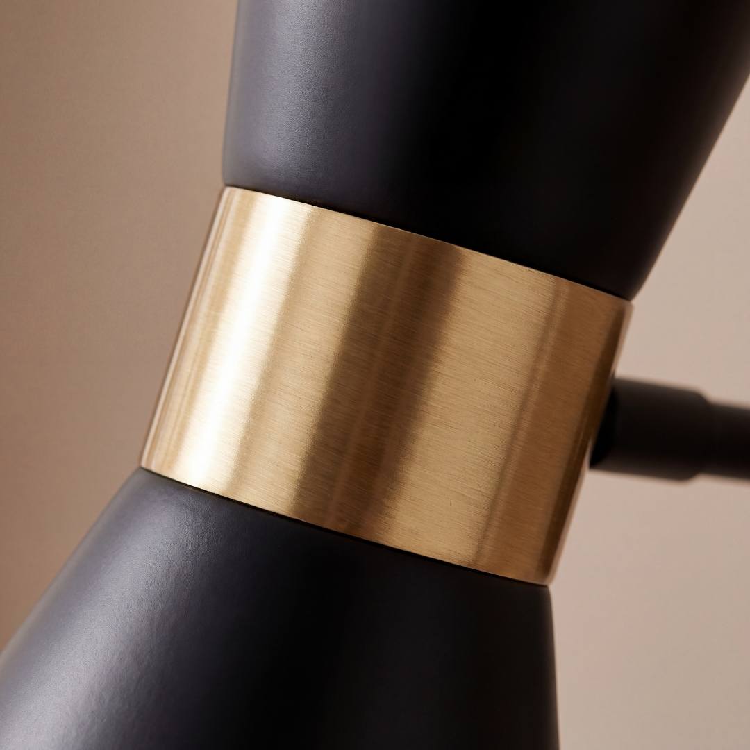 Detalle del anillo dorado en la cintura del aplique de pared CAPRI BLACK GOLD