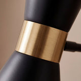 Detalle del anillo dorado en la cintura del aplique de pared CAPRI BLACK GOLD