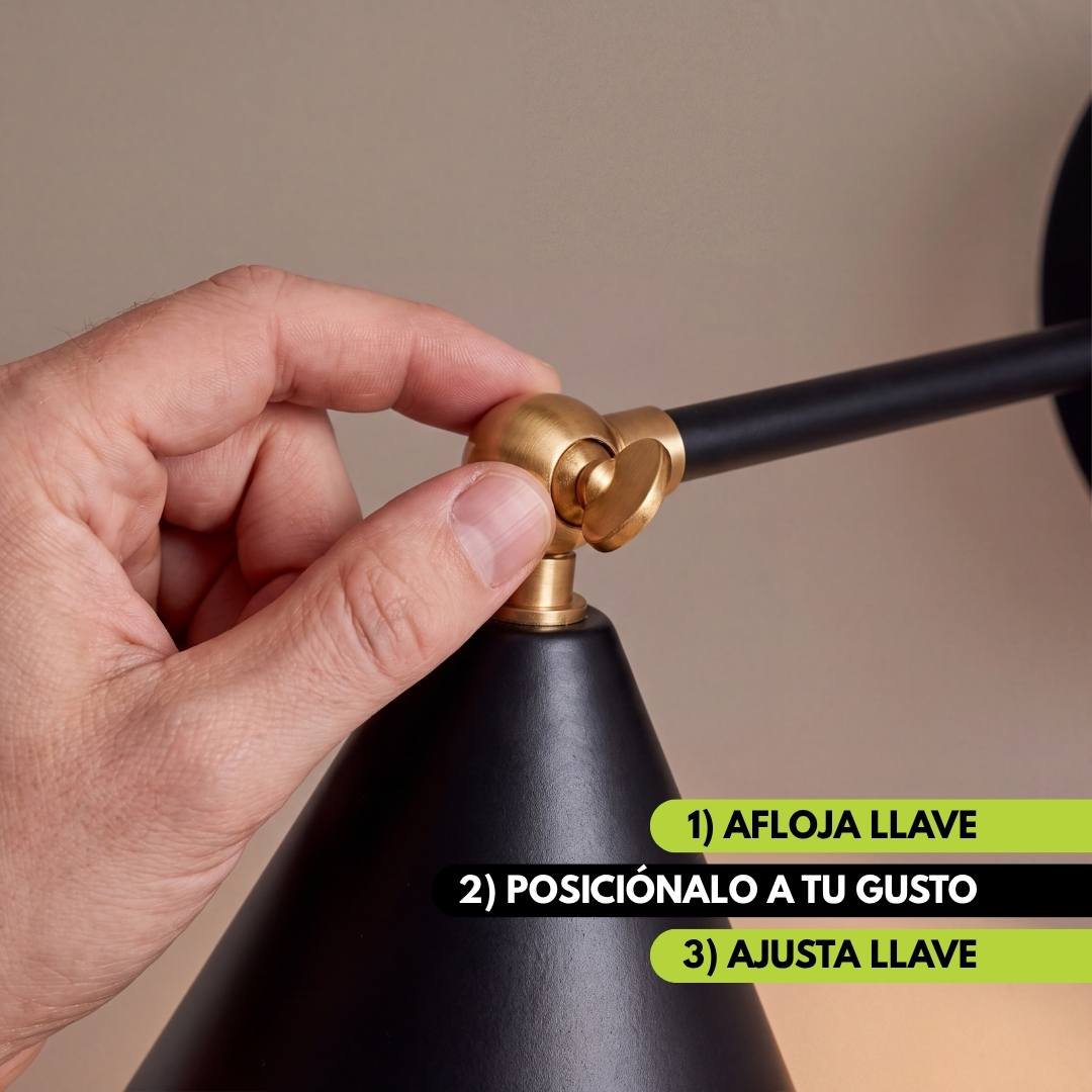 Mano aflojando la llave de la rótula para orientar el cabezal del aplique BRERA