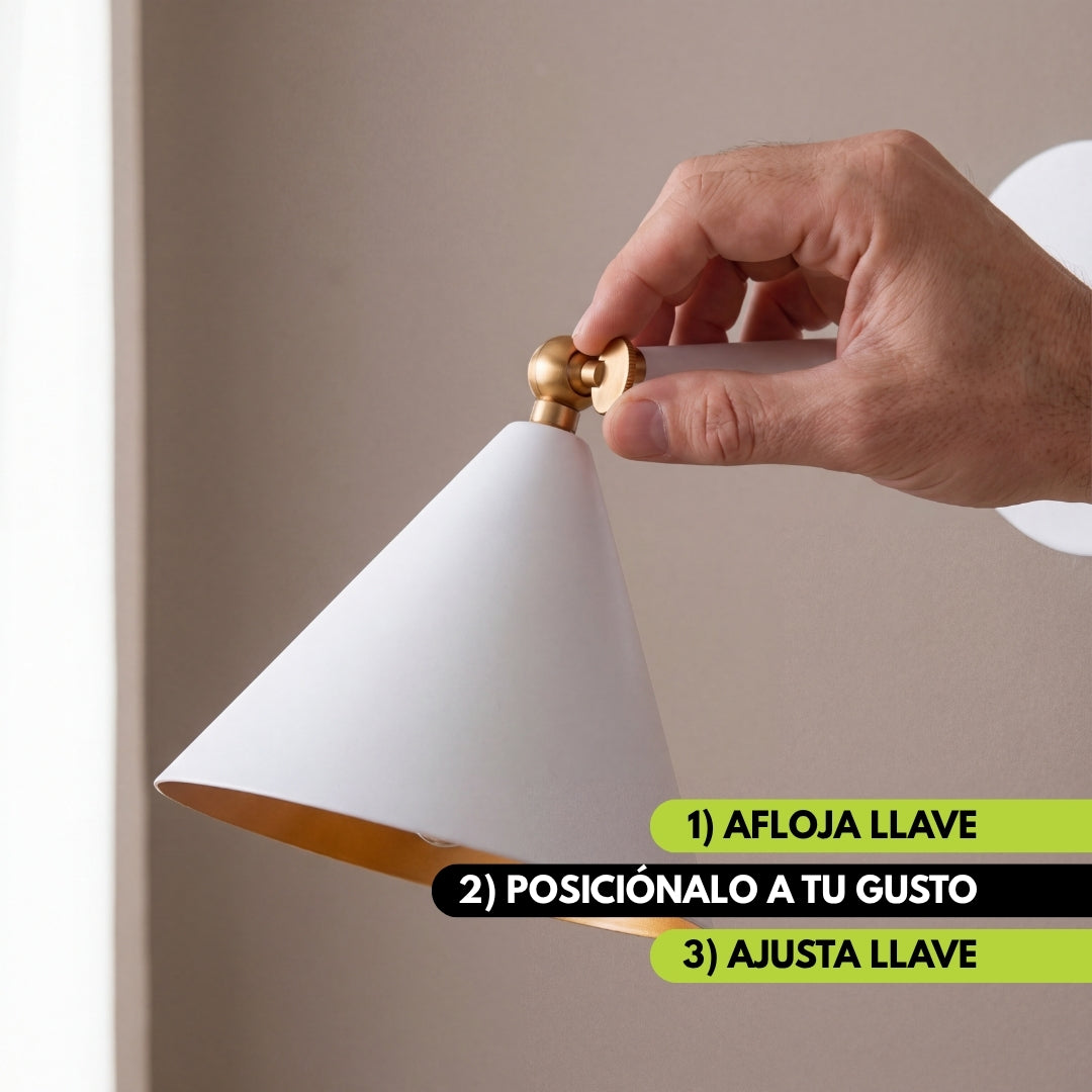 Mano aflojando la llave de la rótula para orientar el cabezal del aplique BRERA blanco