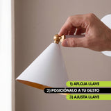 Mano aflojando la llave de la rótula para orientar el cabezal del aplique BRERA blanco