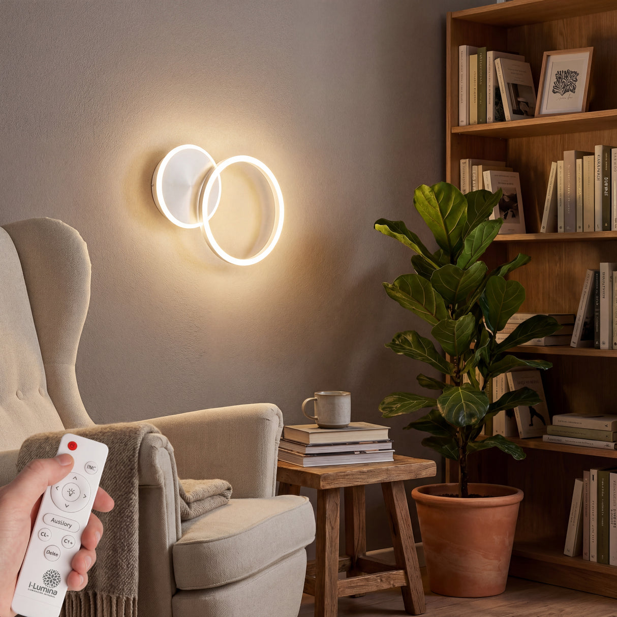 Aplique de pared LED blanco con luz indirecta para rincón de lectura o sala de estar.