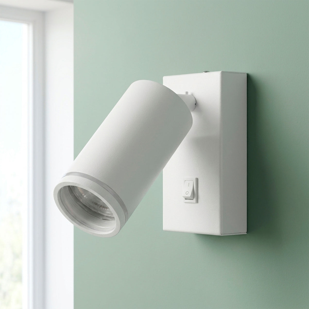 Luminaria de pared orientable en acabado blanco mate para proyectos de iluminación técnica.