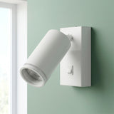Luminaria de pared orientable en acabado blanco mate para proyectos de iluminación técnica.