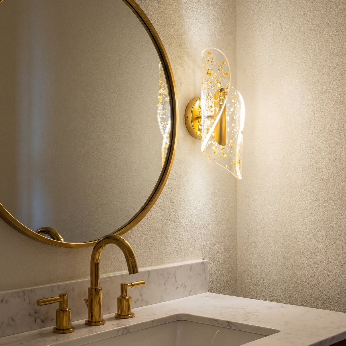 Aplique LED curvo con acabado dorado instalado junto a un espejo circular en baño moderno.