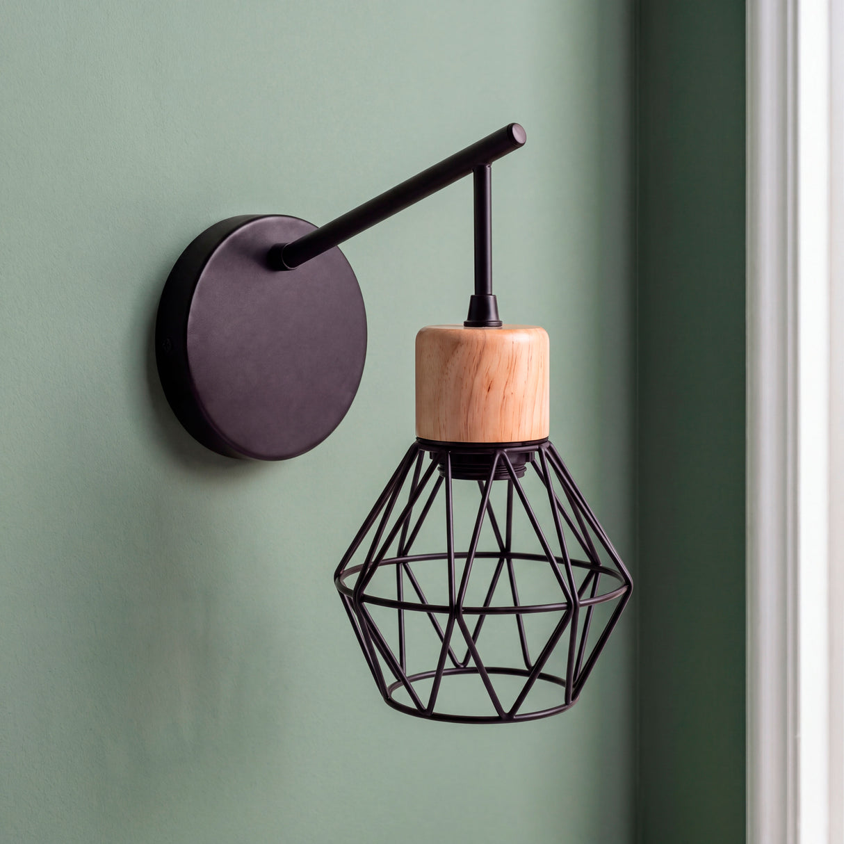 Presentación aislada para catálogo digital de luminaria de pared con combinación de madera y metal negro.